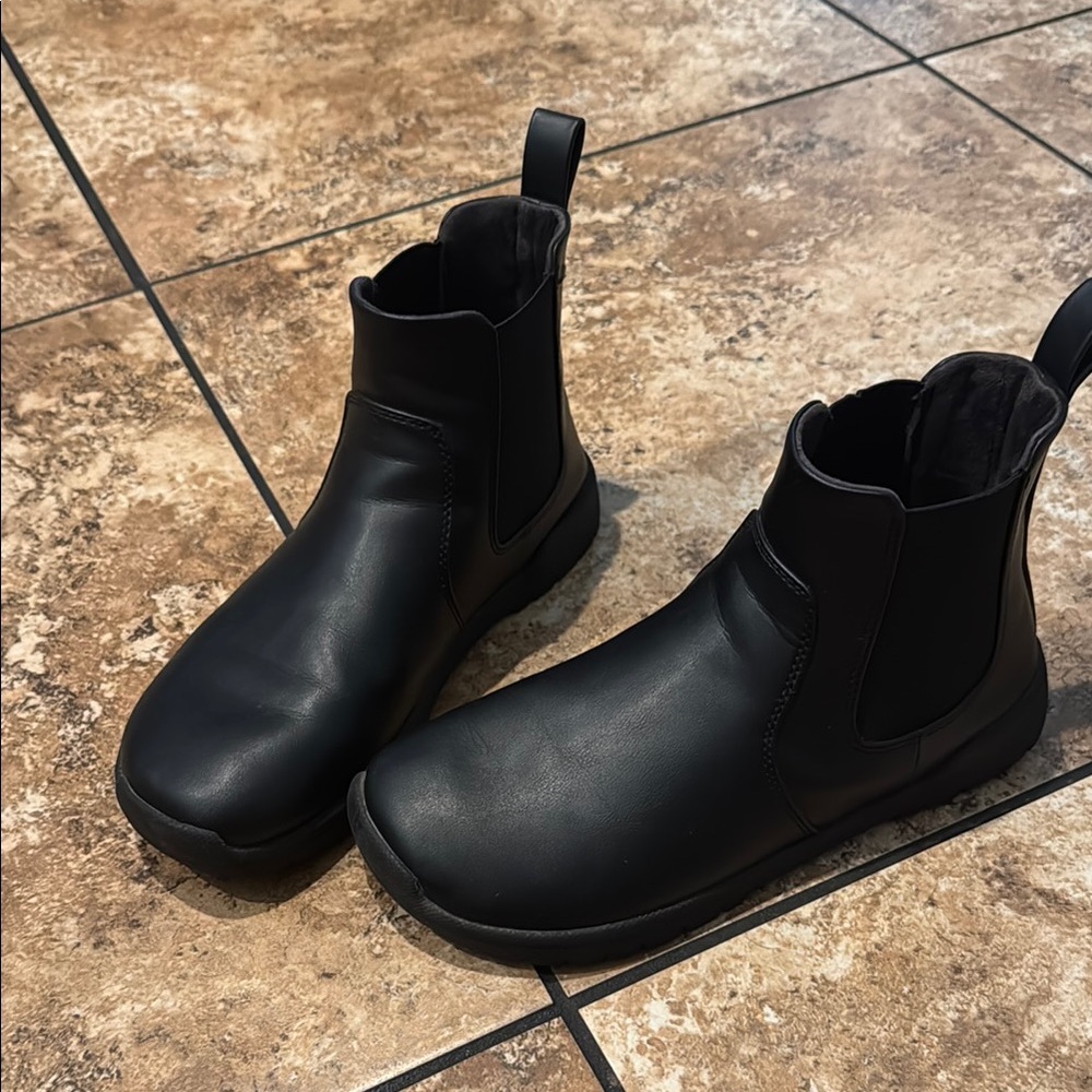 Used size 39 Feelgrounds boot in black